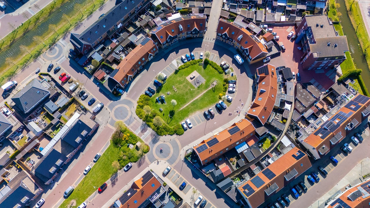 Luchtfoto van een woonwijk met zonnepanelen op de daken.